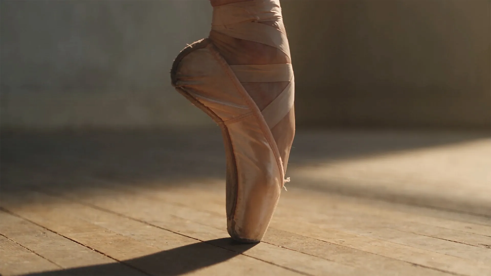 Una ballerina si muove liberamente, fluida e creativa, trasformando lo spazio intorno a sé in una scena surreale e onirica.
