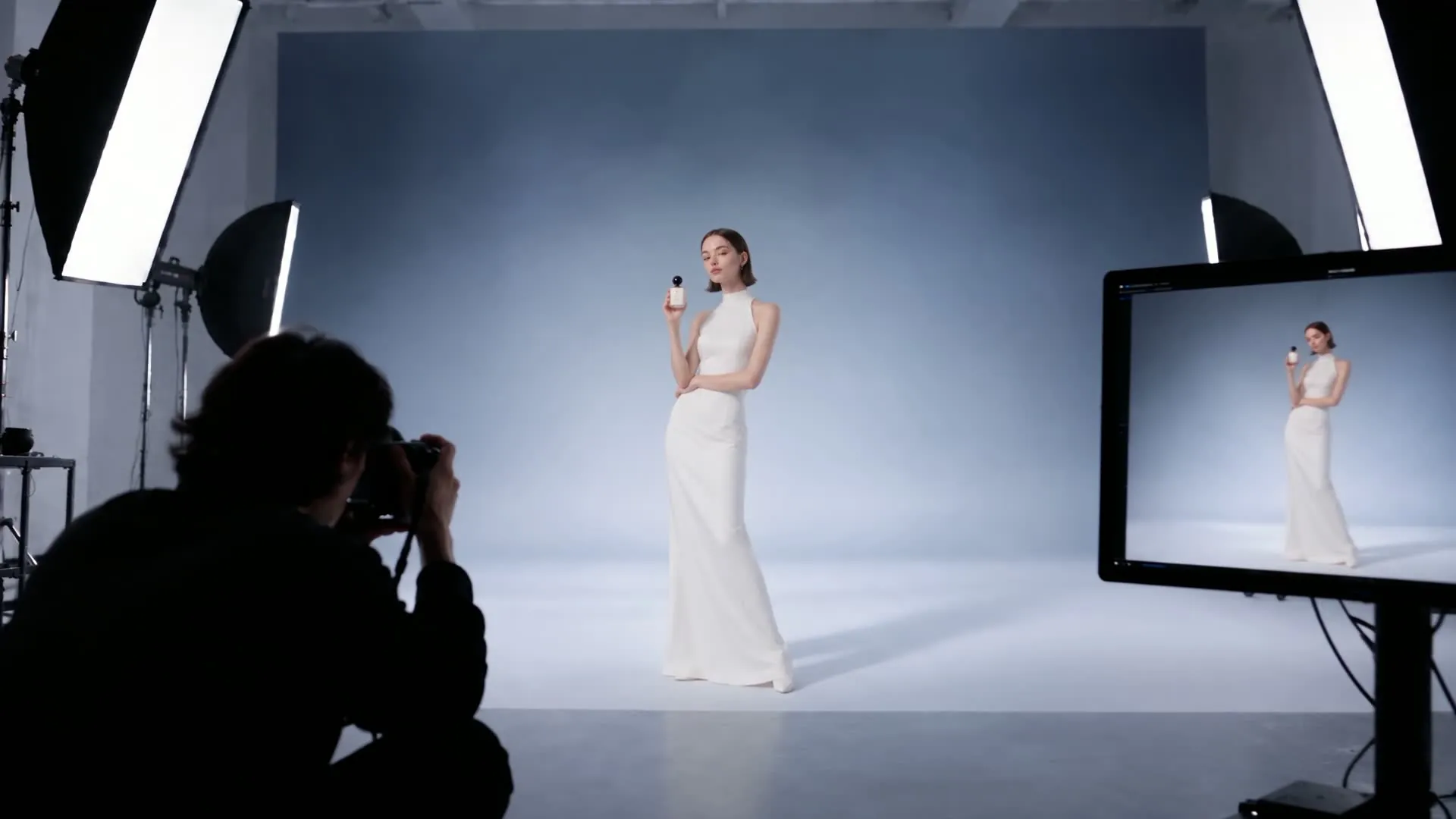 Una modella posa con un prodotto in studio, poi la scena passa alla modalità AI e diventa materiale di marketing pronto all'uso.