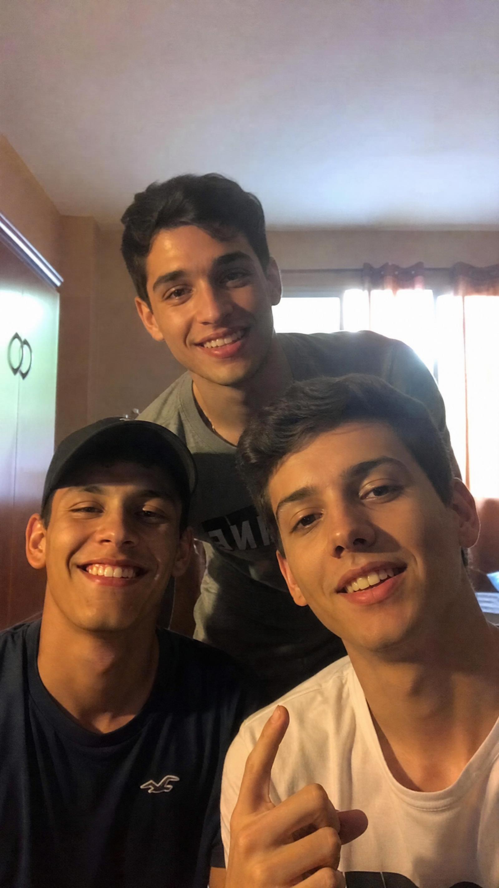 Foto original de tres amigos con iluminación tenue, antes de aplicar el prompt de mejora de iluminación en Grok