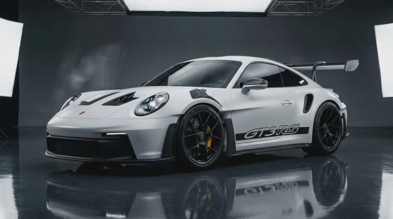 Auto umfärben mit KI: Ein weißer Sportwagen ändert per Textbefehl (Prompt) seine Farbe in Metallic-Rot und Blau ohne Qualitätsverlust.