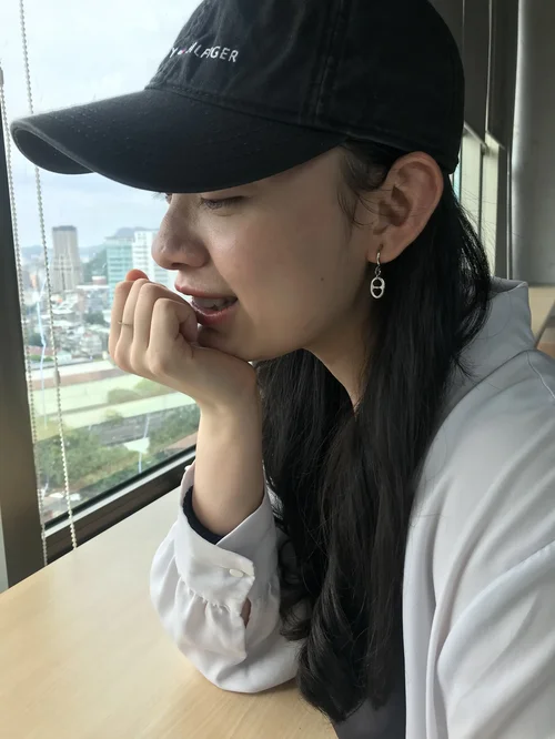 微笑，手擋住嘴