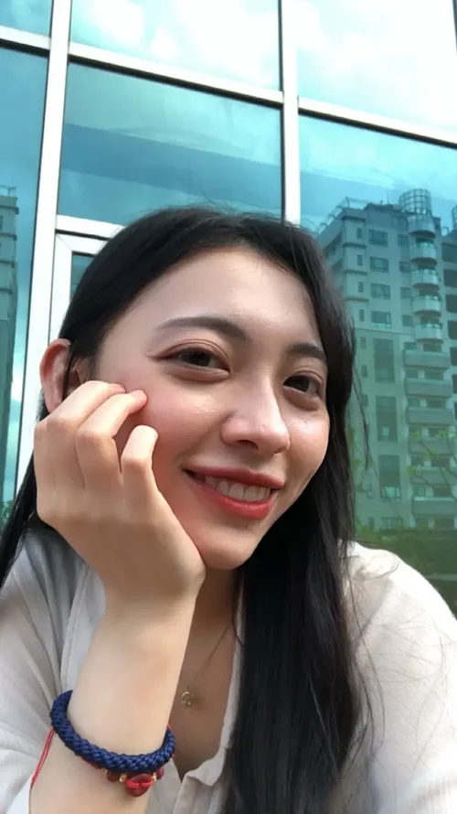 一隻手擋半張臉