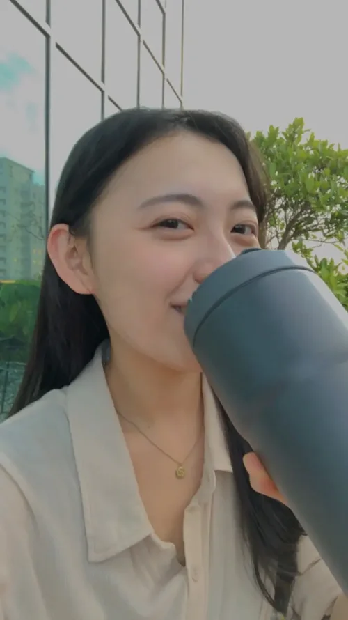 拿杯子、水杯擋住半張臉