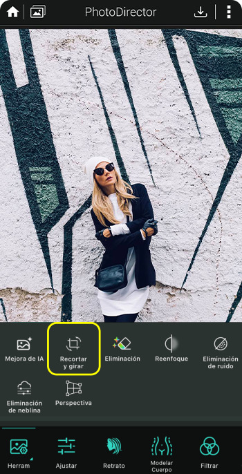 PhotoDirector - recortar fotos en Android y iOS