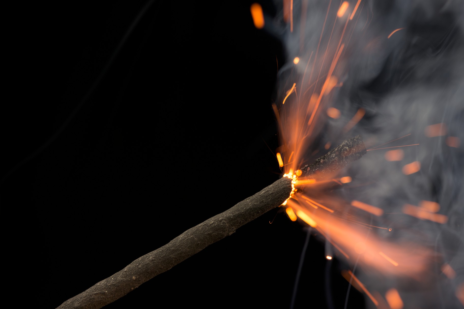 Use a familiar, iconic image combined with masking techniques to create a powerful title sequence.