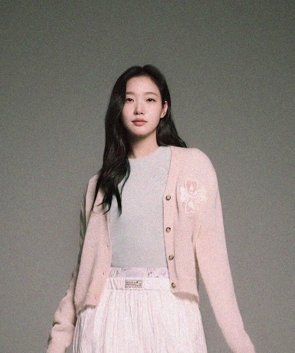 中長髮圓臉髮型示範:側分波浪捲