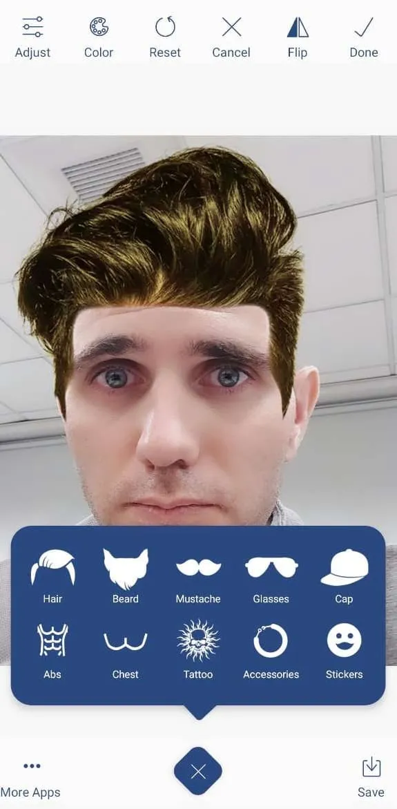 Hombre usando la app PhotoDirector como simulador de cortes de pelo