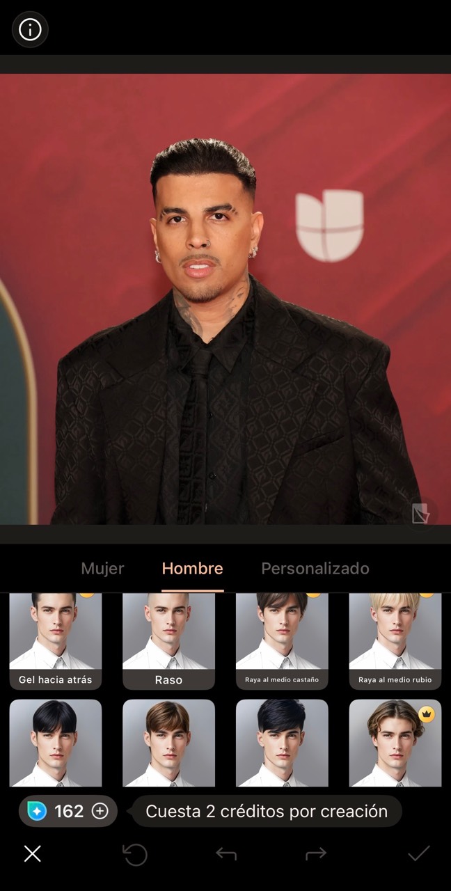Hombre usando la app PhotoDirector como simulador de cortes de pelo