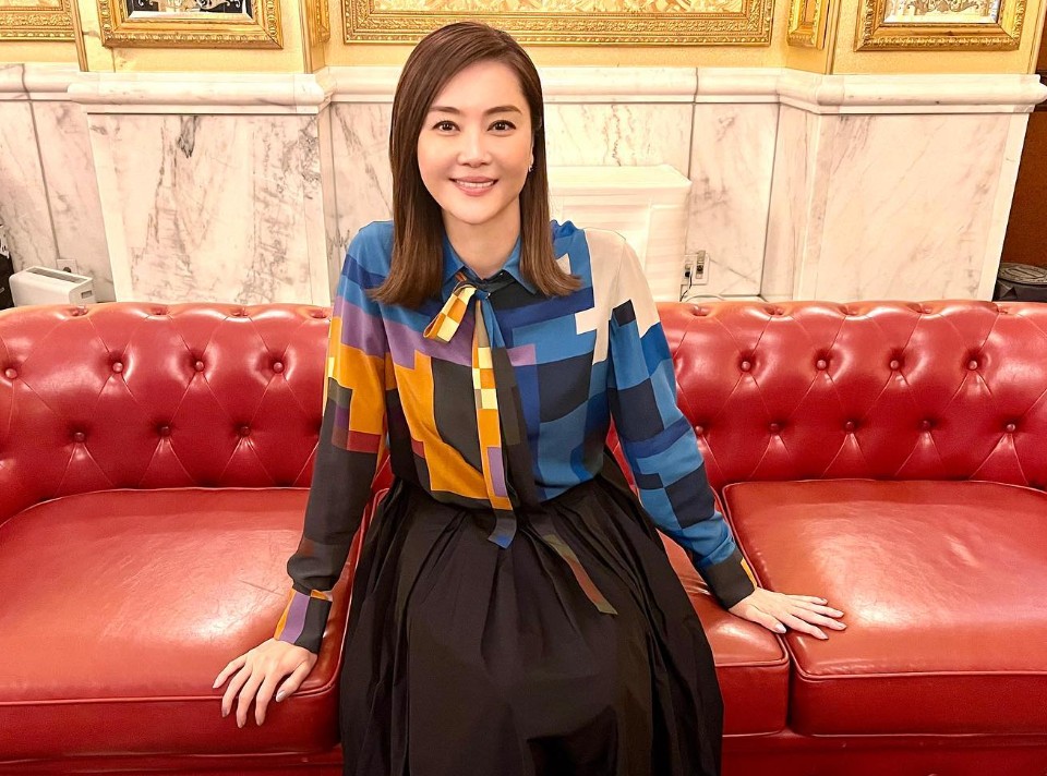 中年婦女中長髮型推薦:旁分長直髮