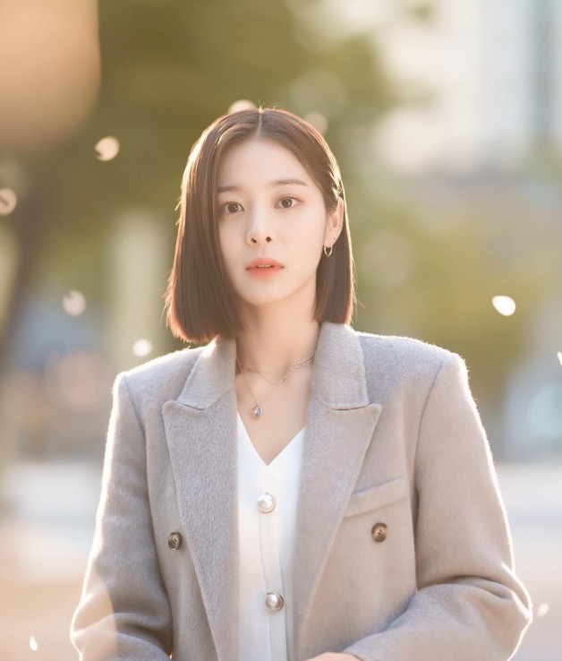 2025 女生短髮造型：中分短髮