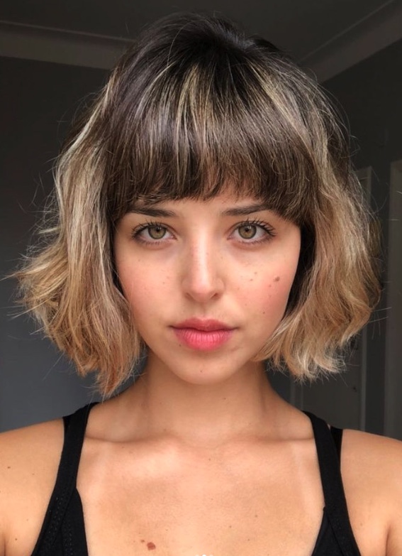 Carré avec frange femme tendance 2025, coupe au carré chic avec frange droite