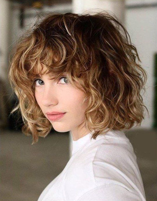 Carré shaggy femme tendance été 2025, coupe déstructurée et moderne