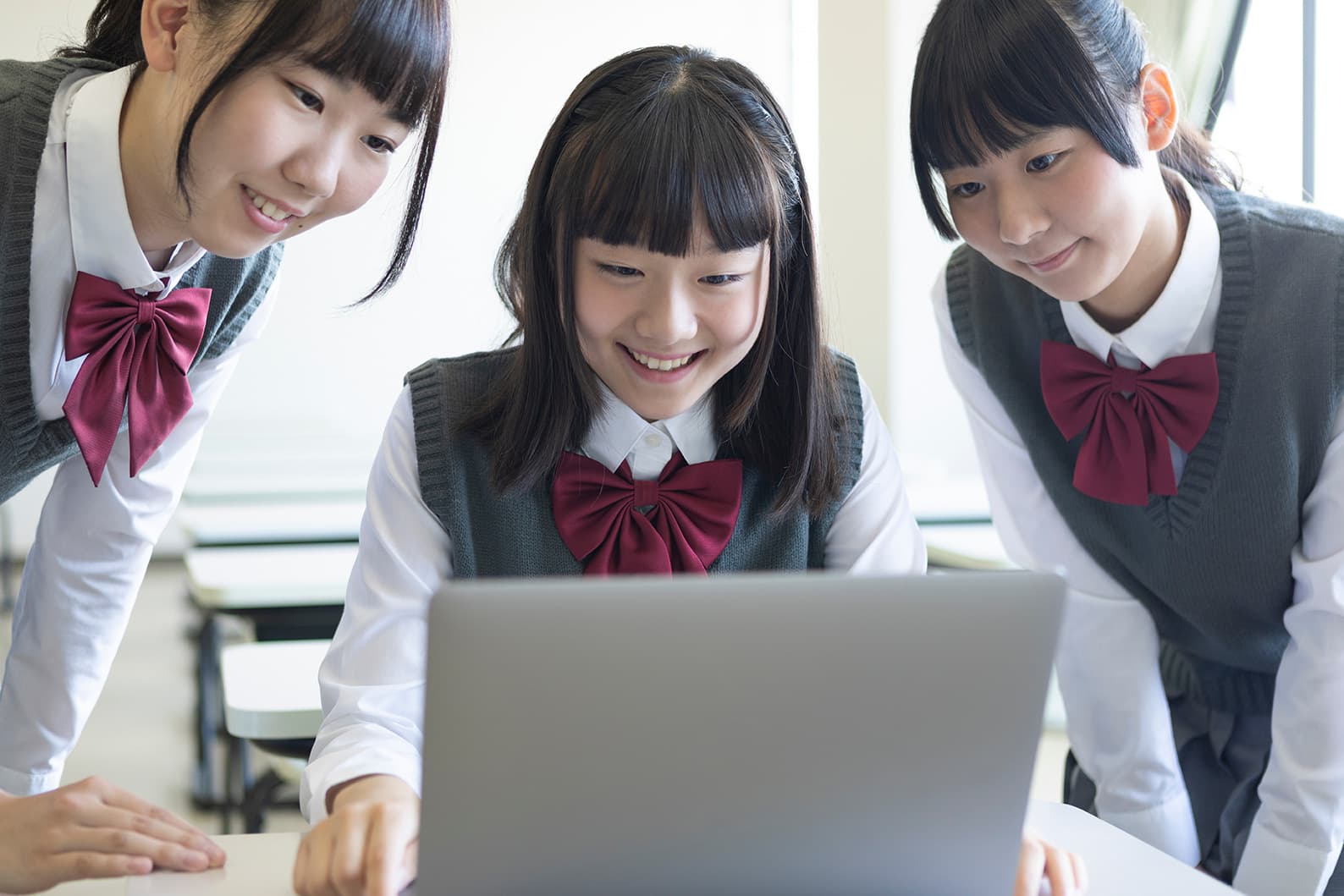 学生が動画編集を体験しているイメージ