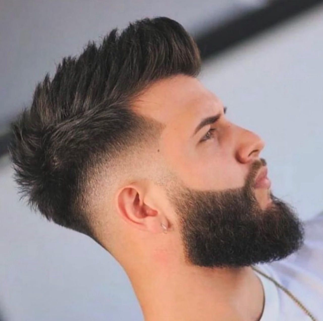 Undercut coiffure pour homme au visage rond