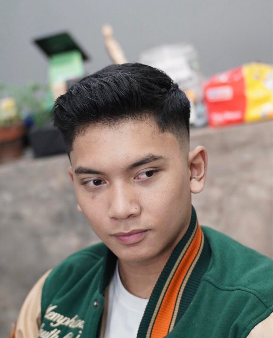 Quiff coiffure pour homme au visage rond