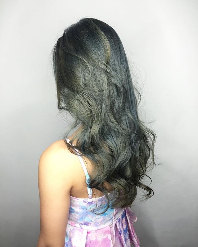 Cheveux Ash Green tendance 2025, vert cendré sophistiqué