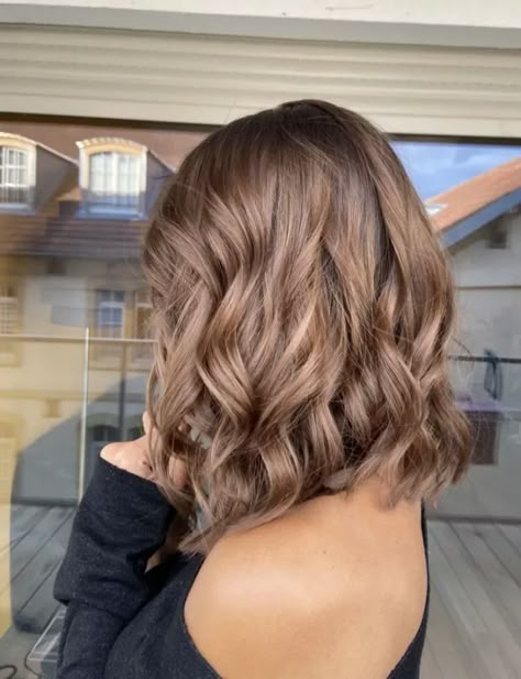 Cheveux Châtain Doré tendance 2025, brun chaud aux reflets dorés