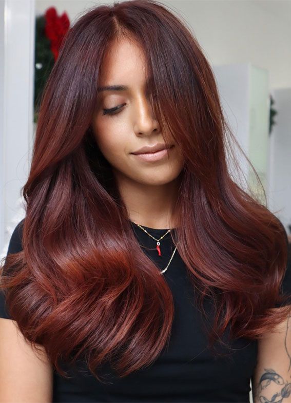 Cheveux Cherry Cola Red tendance 2025, rouge cerise foncé et brun intense