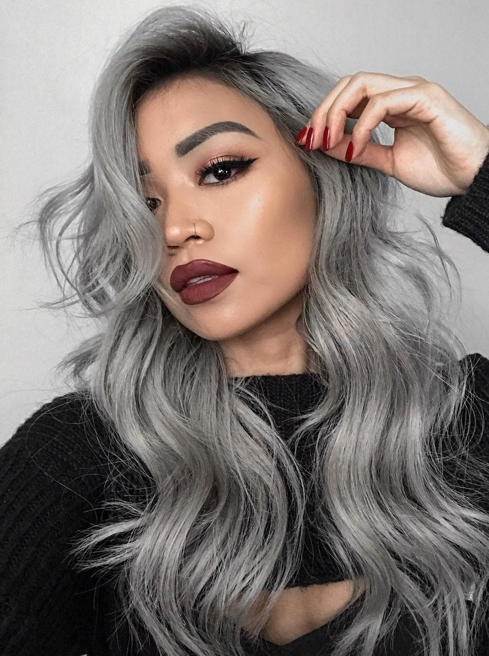 Cheveux Gris Métallique tendance 2025, gris perlé aux reflets argentés