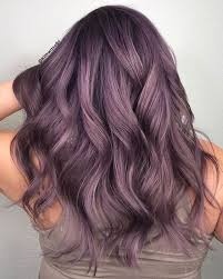 Cheveux Lavande Grisée tendance 2025, violet cendré aux nuances froides