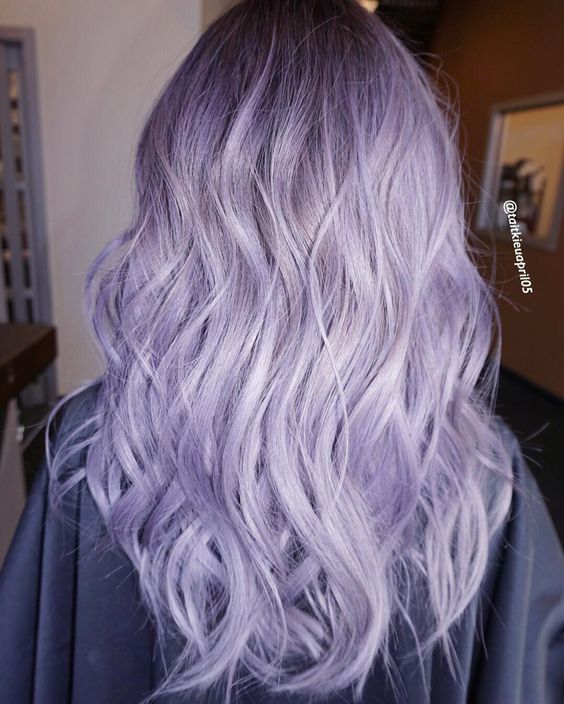 Cheveux Lilas Givré tendance 2025, violet pastel aux reflets glacés