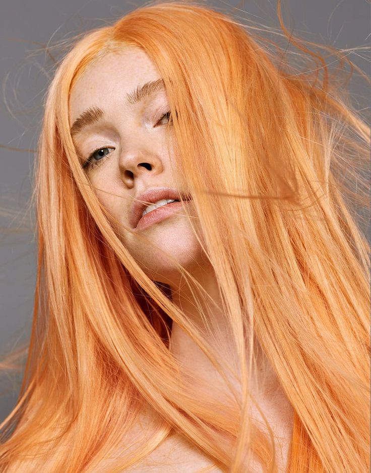Cheveux Peach Fuzz Blond tendance 2025, blond pêche inspiré Pantone