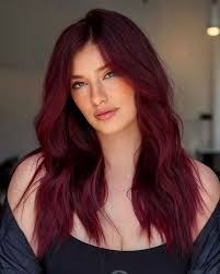 Cheveux Rouge Bourgogne tendance 2025, rouge profond et élégant