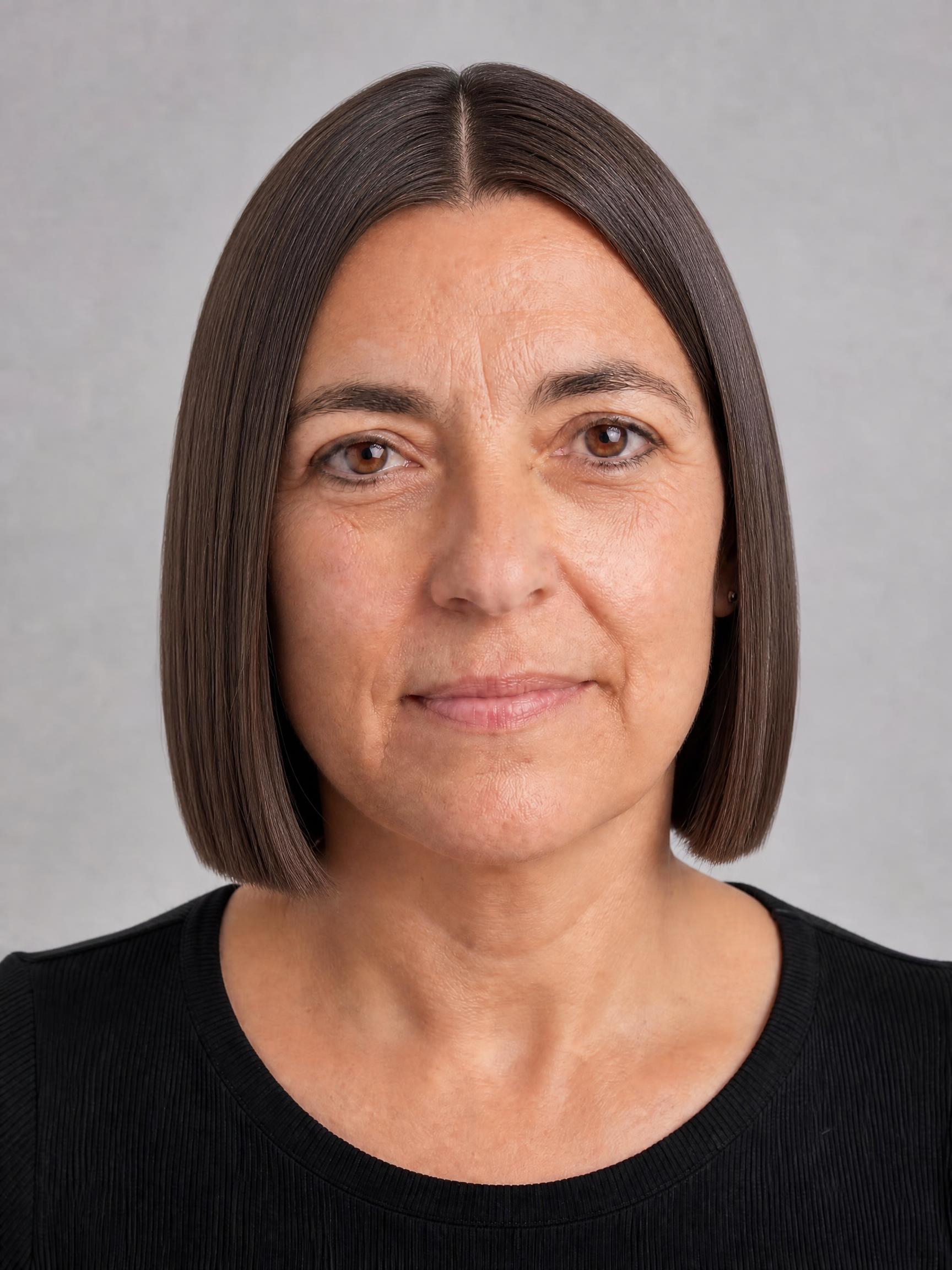 Mujer de unos 50 años con blunt bob recto sin capas, acabado ultra liso y brillante con raya central