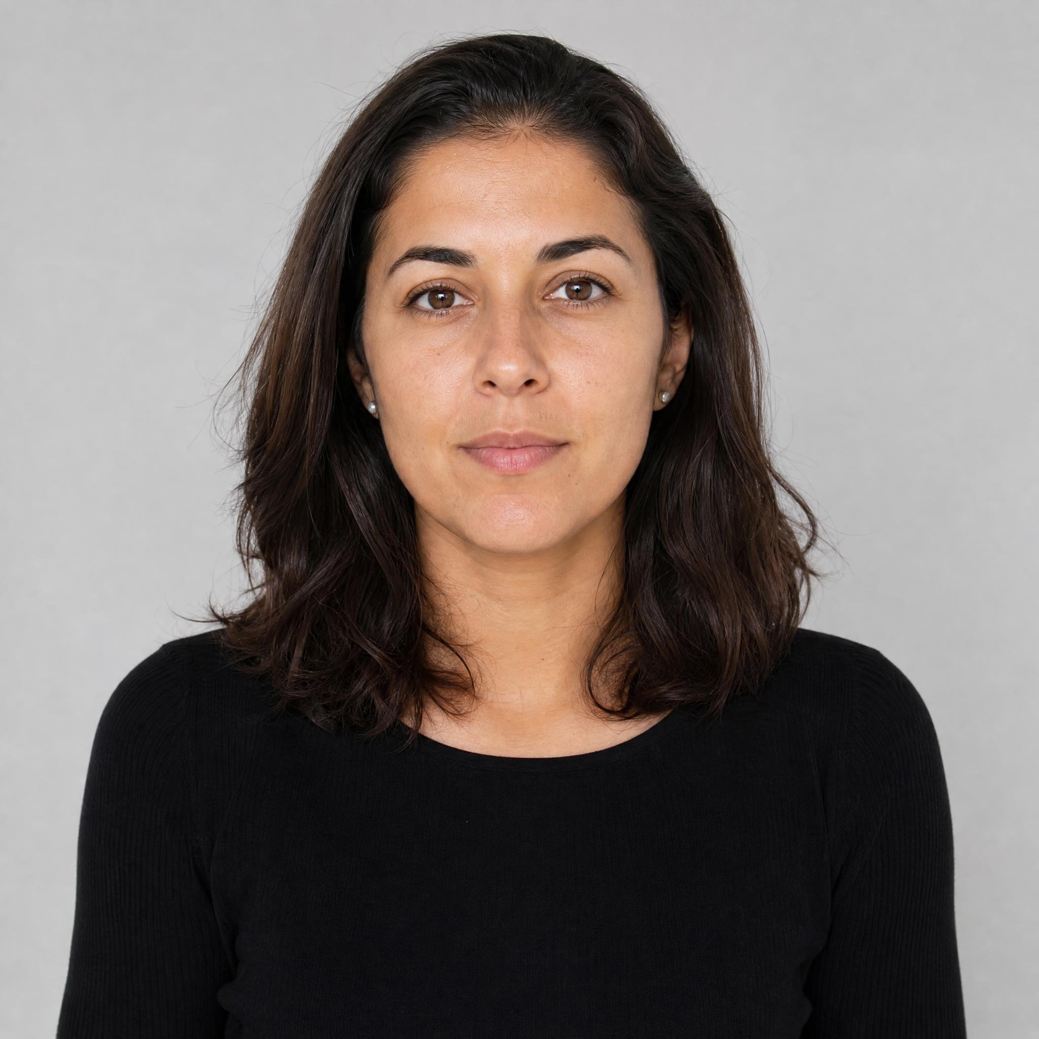 Antes: retrato de partida con cabello castaño oscuro natural, de frente y con luz uniforme