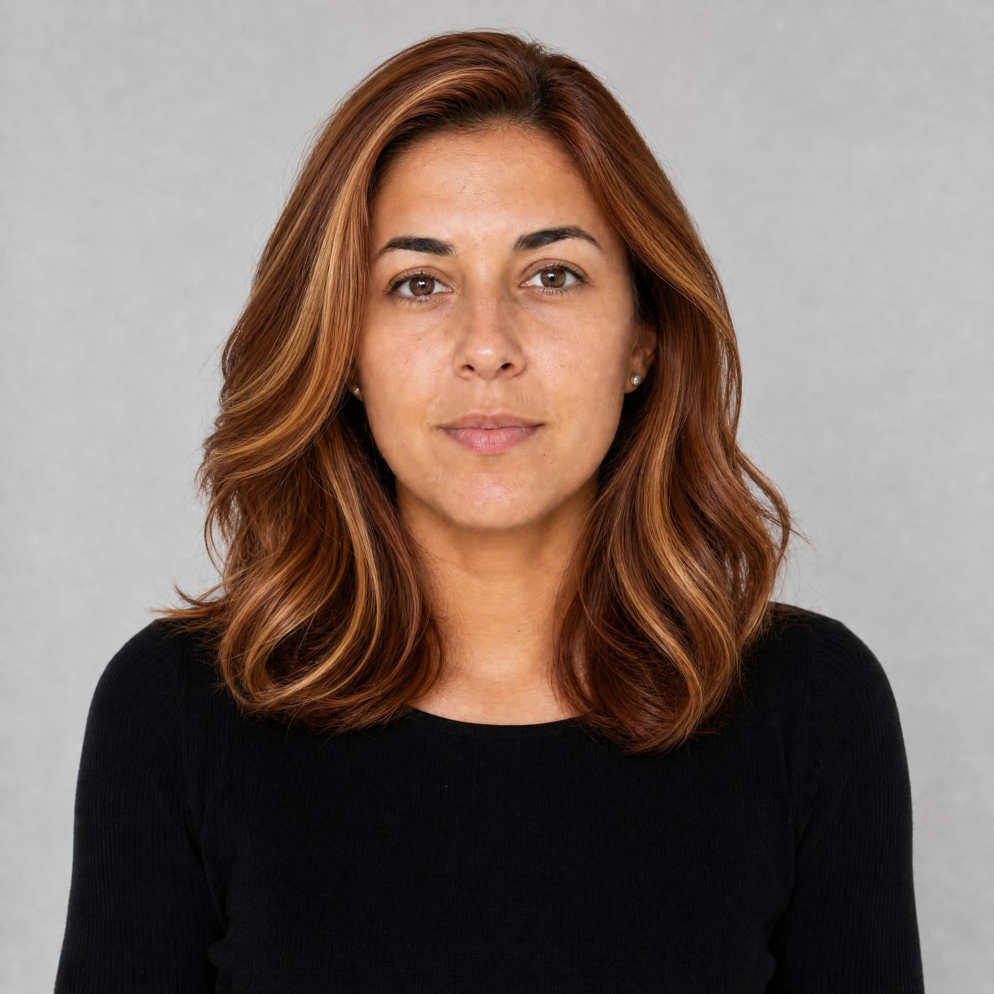 Después: el mismo retrato con el cabello en tono cobrizo generado con Peinado IA