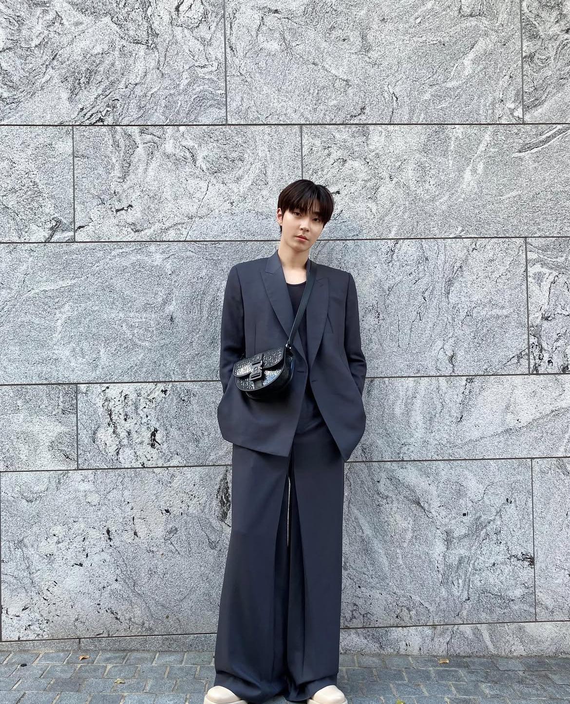 西裝外套 + T 恤