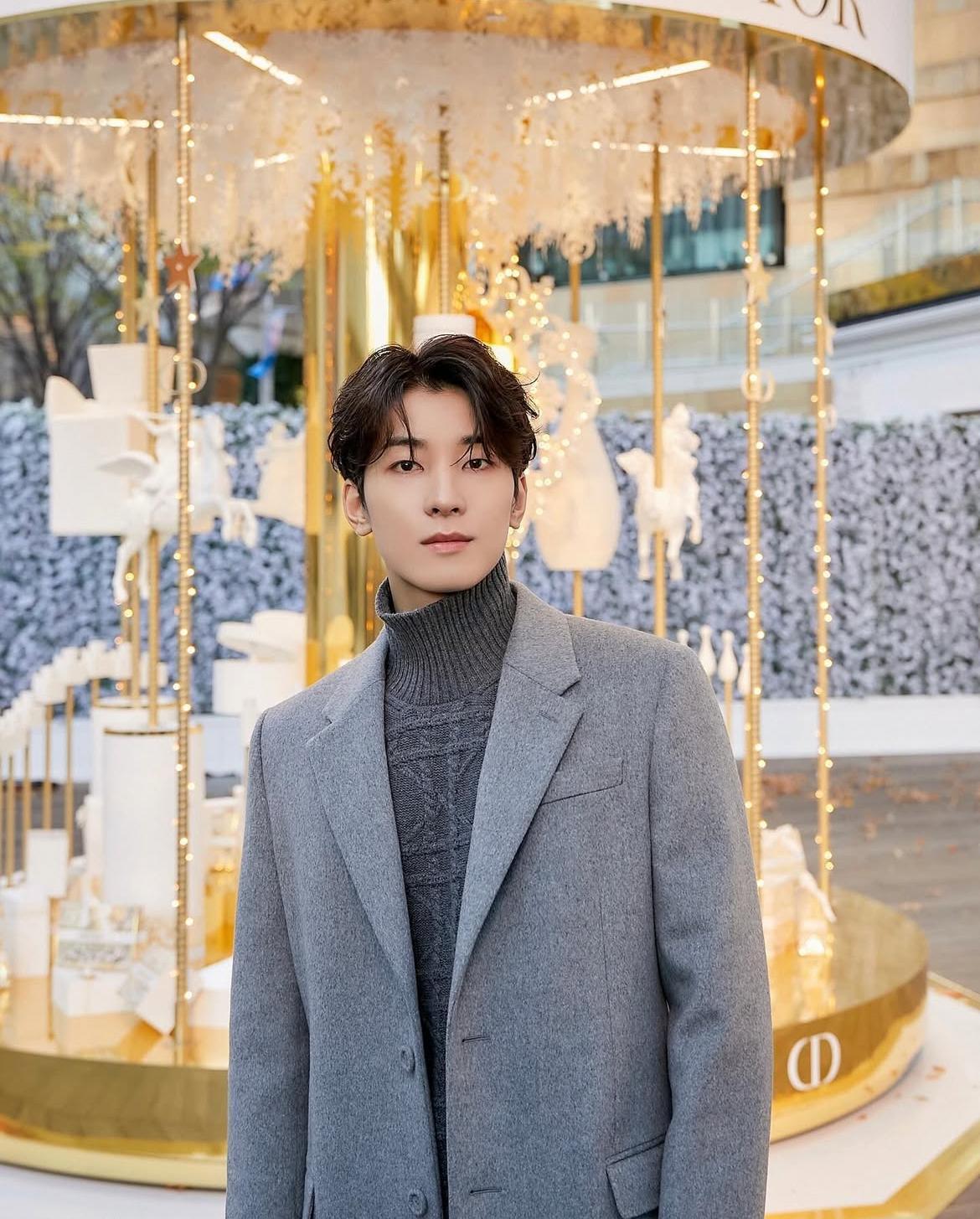 西裝外套 + 高領毛衣