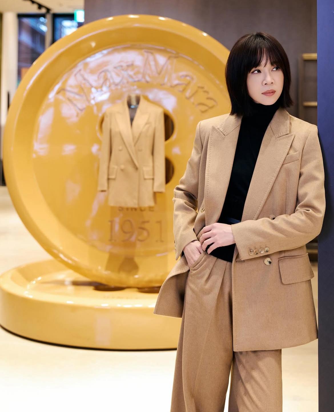 西裝外套 + 高領毛衣