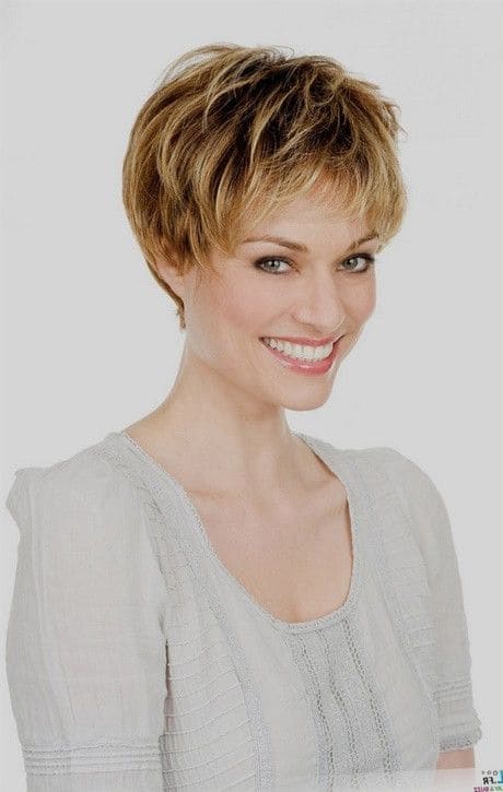 Coupe courte volume dessus femme 60 ans, coiffure pour cheveux fins visage ovale