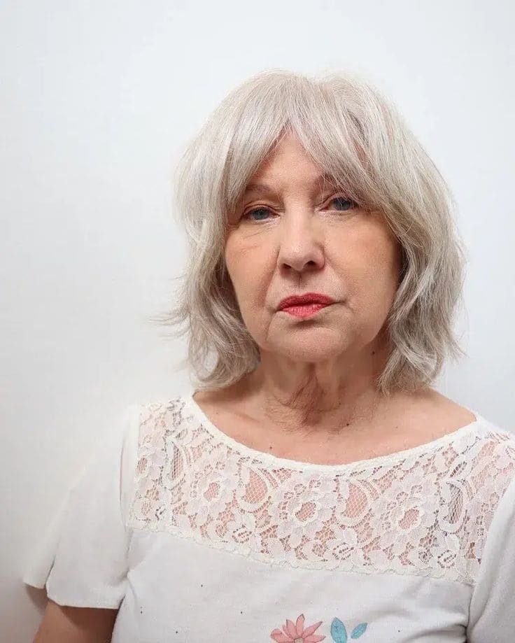 Coupe courte effilée avec frange rideau femme 60 ans, coiffure tendance 2025