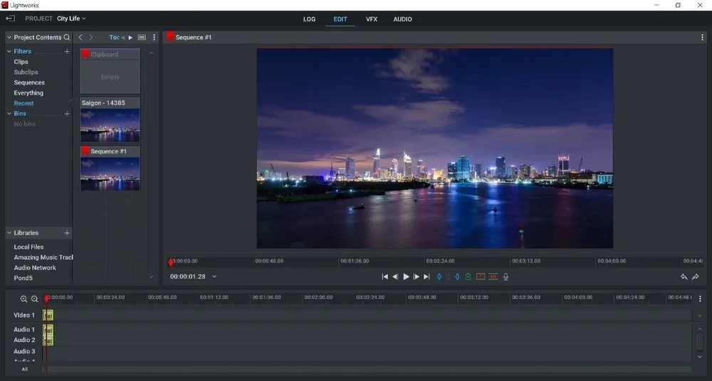 Interfaz de Lightworks con el panel de recorte y la línea de tiempo de un proyecto