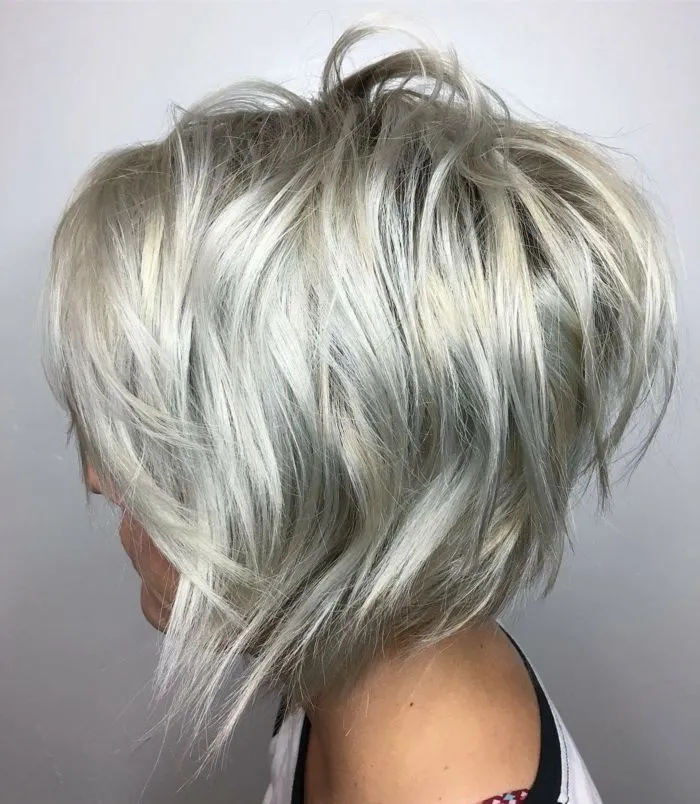 Coupes de cheveux tendances pour rajeunir femme de 70 ans avec lunettes