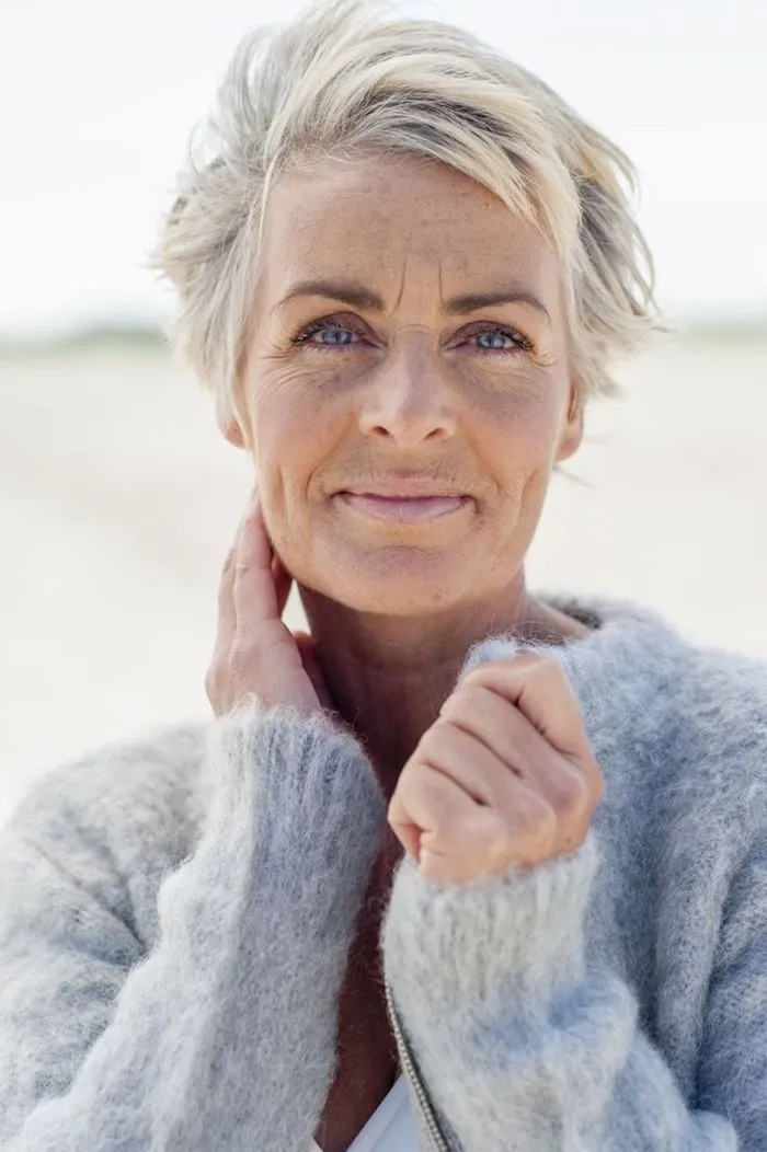 Coupes de cheveux tendances pour rajeunir femme de 70 ans avec lunettes