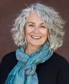 Coupes de cheveux tendances pour rajeunir femme de 70 ans avec lunettes