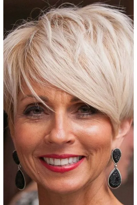 Coupes de cheveux tendances pour rajeunir femme de 70 ans avec lunettes