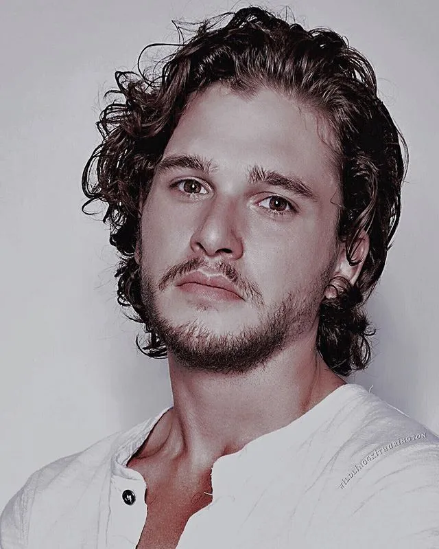 Boucles naturelles avec dégradé homme 2025 avec Kit Harington
