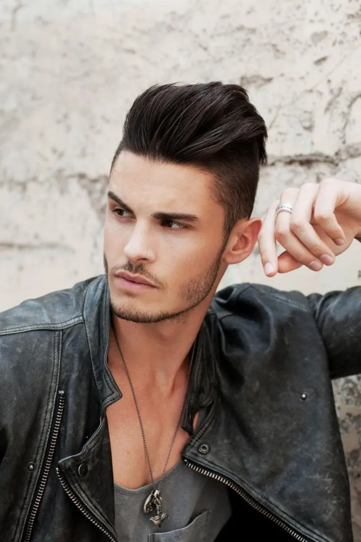 Coupe Pompadour dégradée homme 2025 avec Baptiste Giabiconi, coiffure élégante