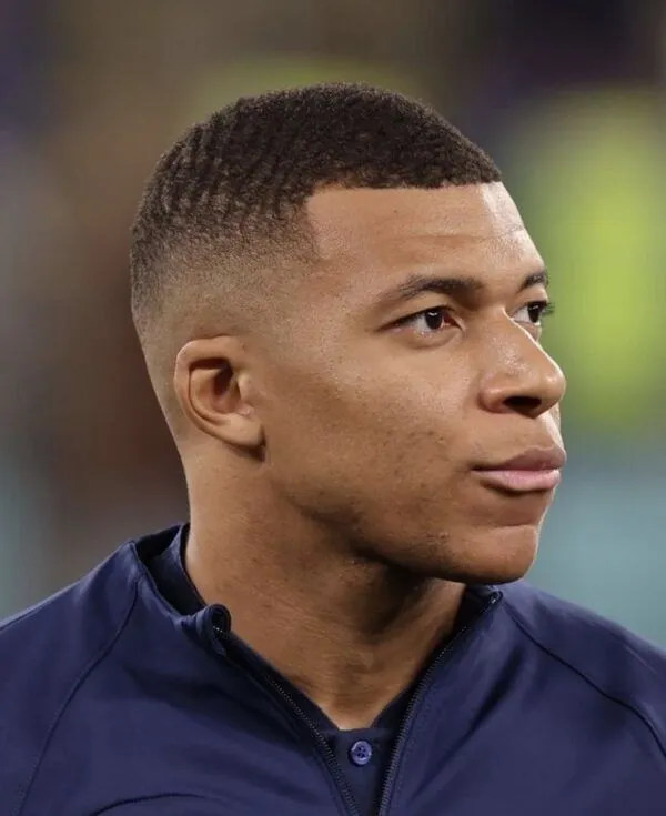 Coupe texturée courte homme 2025 avec Kylian Mbappé, coiffure dynamique