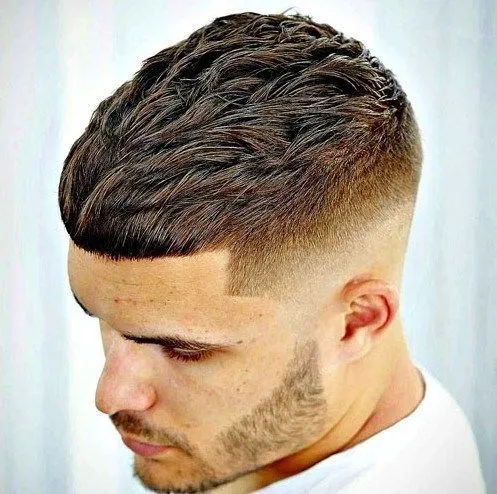 Coupe crop texturée homme 2025, coiffure tendance avec effet dégradé