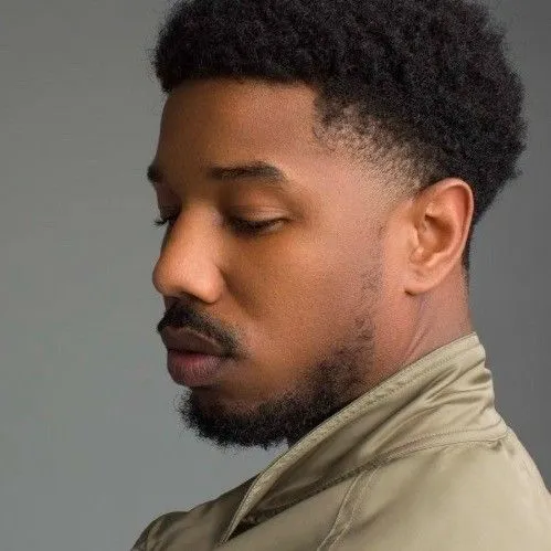 Dégradé bas homme 2025 porté par Michael B. Jordan, coiffure élégante et subtile