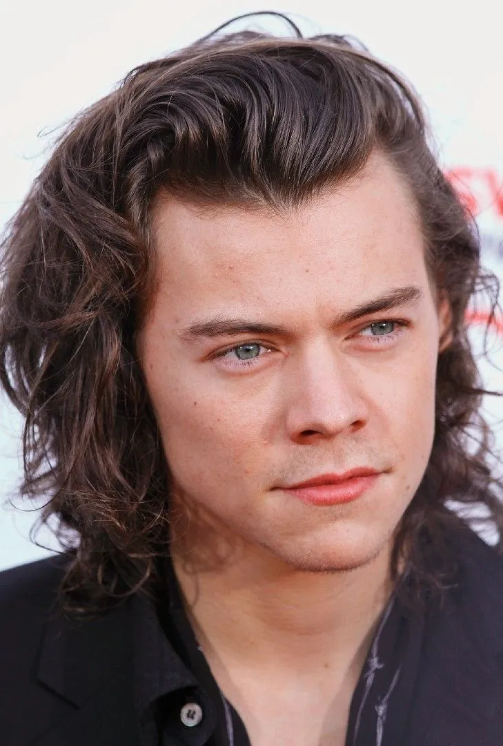 Coupe mi-longue effilée homme 2025 avec Harry Styles, coiffure naturelle et aérienne