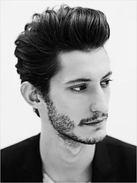 Coupe Slicked Back homme 2025 avec Pierre Niney, style cheveux plaqués en arrière