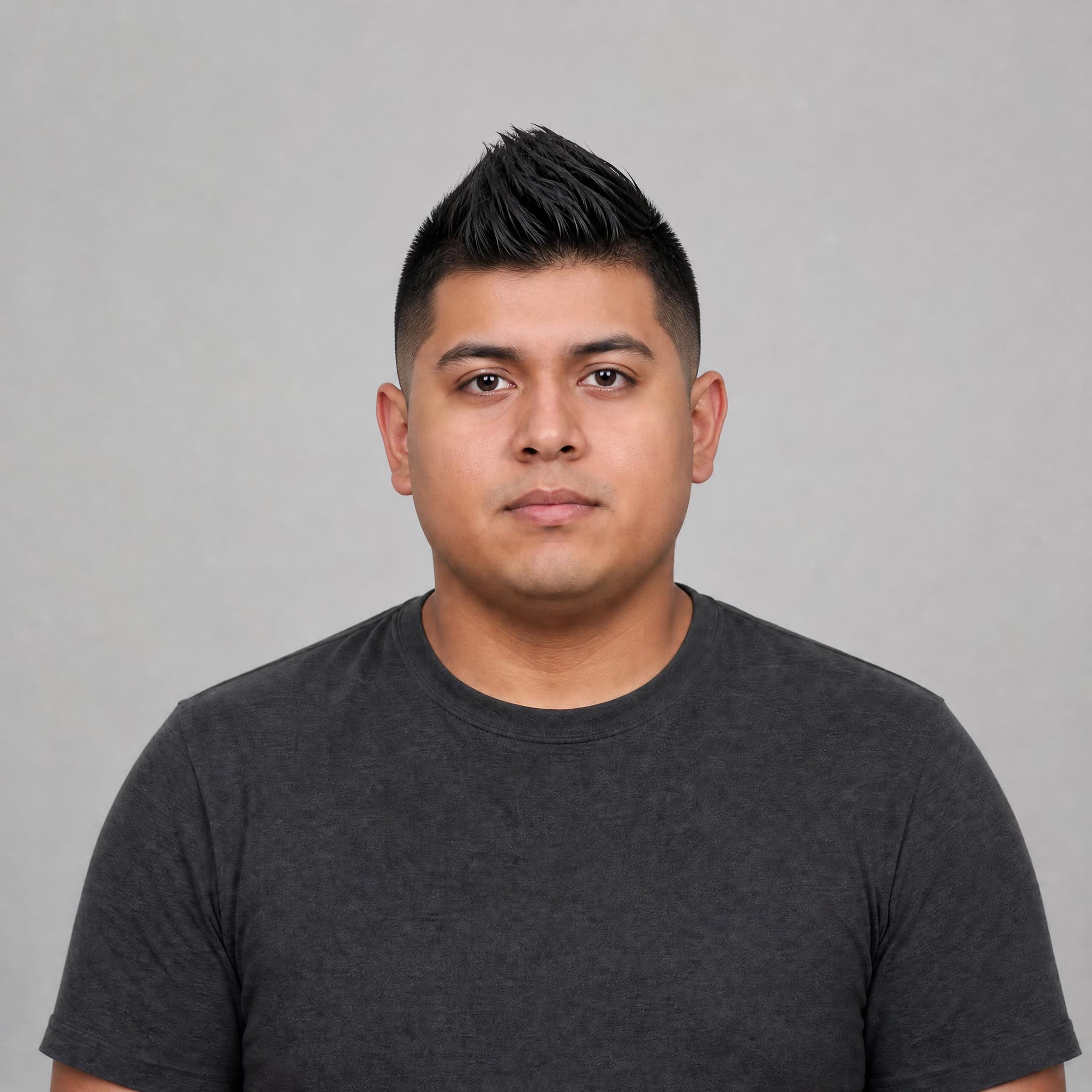 Simulación de falso mohicano sobre un rostro redondo de cabello negro