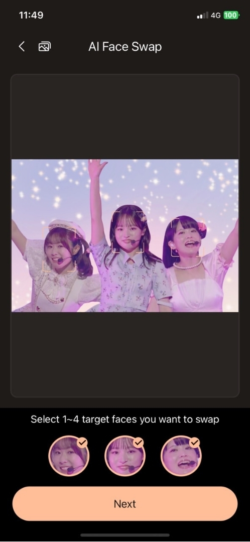 Lade ein Foto von AiScReam, um die Gesichter zu ersetzen