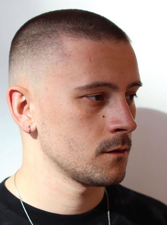 Crew Cut Classique : L’élégance minimaliste